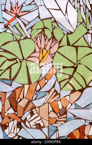 Mosaico. La decorazione della parete è assemblata da pezzi di altri materiali. Arte Foto Stock