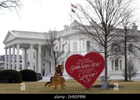 Washington, Stati Uniti. 14th Feb 2022. La forma del cuore per San Valentino è visibile sul prato nord della Casa Bianca a Washington, DC lunedì 14 febbraio 2022. Foto di Yuri Gripas/UPI Credit: UPI/Alamy Live News Foto Stock