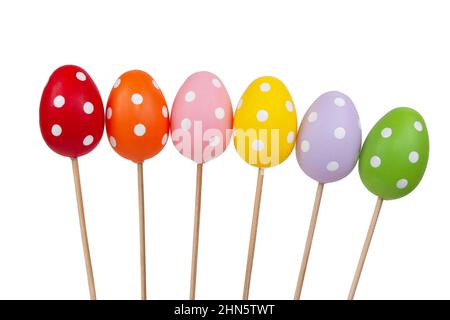 Uova di pasqua multicolore in punti isolati su sfondo bianco Foto Stock