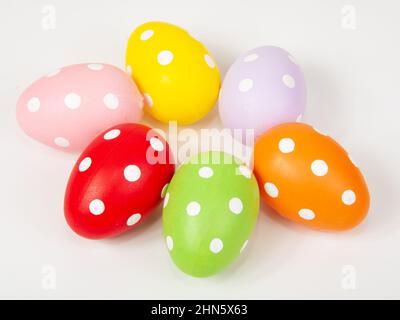 Uova di pasqua multicolore a puntini su sfondo bianco Foto Stock