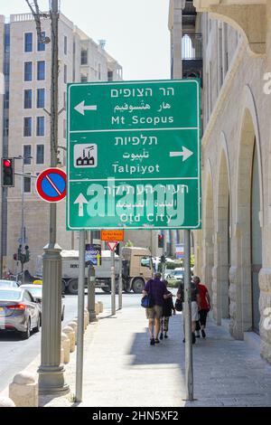 Segnaletica stradale trilingue stampata in ebraico, arabo e inglese viaggiatori diretti a Gerusalemme, Israele. Foto Stock