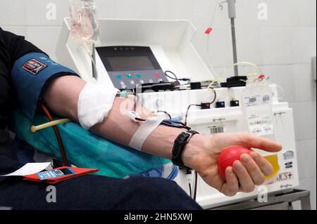 Italia, Arezzo, 19 novembre 2020 : donazione al plasma per un progetto di trasfusione al plasma da parte di persone curate. Sperimentazione del plasma del Foto Stock