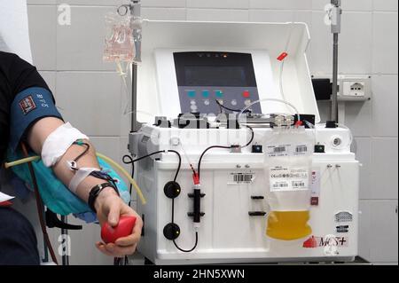 Italia, Arezzo, 19 novembre 2020 : donazione al plasma per un progetto di trasfusione al plasma da parte di persone curate. Sperimentazione del plasma del Foto Stock