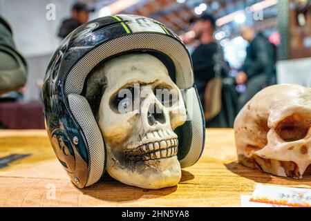 Il cranio di un uomo in un casco protettivo si trova sul tavolo. Concetto di sicurezza. Protezione contro i colpi alla testa Foto Stock