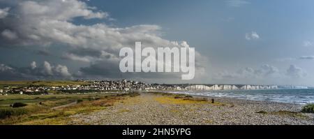Panoramique sur la hâble d'Ault et la ville de Ault. Vue sur la plage d'Onival. Foto Stock