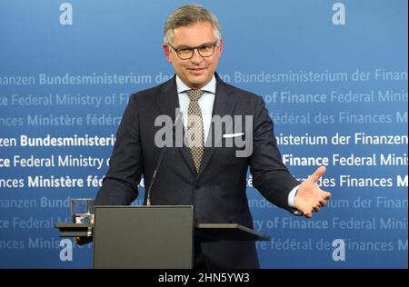 Berlino, Germania. 14th Feb 2022. Magnus Brunner, ministro austriaco delle Finanze, risponde alle domande dei giornalisti del Ministero federale delle Finanze dopo essere stato ricevuto dal suo omologo tedesco. Credit: Wolfgang Kumm/dpa/Alamy Live News Foto Stock