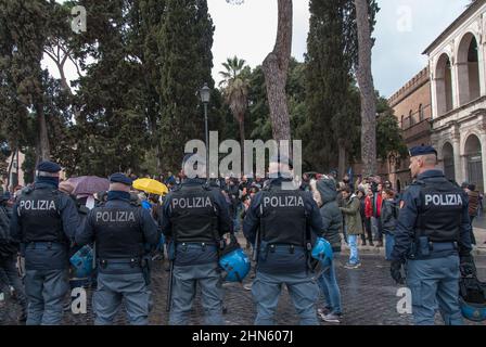 Roma, Italia. 14th Feb 2022. 14/02/2022 Roma, alcuni manifestanti del fronte Nazionale di Liberazione protestano contro il Passo Verde e la vaccinazione obbligatoria di oltre 50 anni in Piazza Venezia. Credit: Independent Photo Agency/Alamy Live News Foto Stock