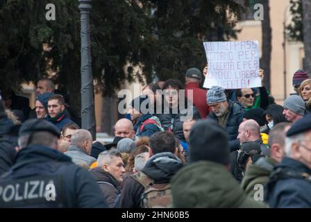 Roma, Italia. 14th Feb 2022. 14/02/2022 Roma, alcuni manifestanti del fronte Nazionale di Liberazione protestano contro il Passo Verde e la vaccinazione obbligatoria di oltre 50 anni in Piazza Venezia. Credit: Independent Photo Agency/Alamy Live News Foto Stock