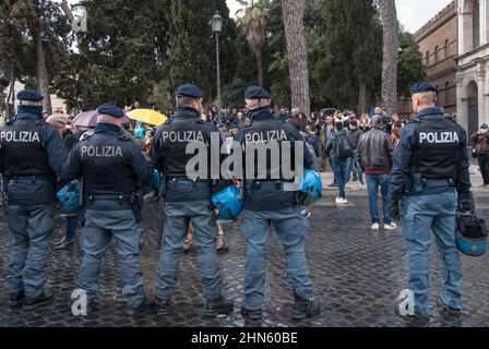 Roma, Italia. 14th Feb 2022. 14/02/2022 Roma, alcuni manifestanti del fronte Nazionale di Liberazione protestano contro il Passo Verde e la vaccinazione obbligatoria di oltre 50 anni in Piazza Venezia. Credit: Independent Photo Agency/Alamy Live News Foto Stock