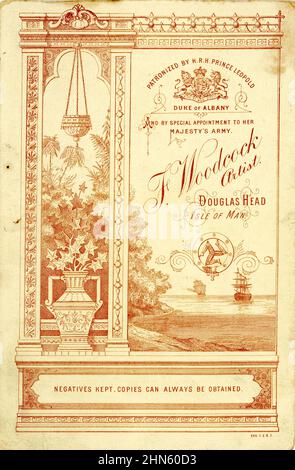 Originale, scheda vittoriana cabinet elaborato, illustrazione classica, ritorno promozionale dallo studio del celebre fotografo F. Woodcock, a Douglas Head, Isola di Man, Europa. Circa 1884. Foto Stock