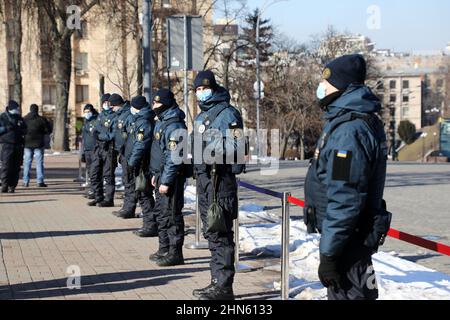 KIEV, UCRAINA - 14 FEBBRAIO 2022 - ufficiali della Guardia Nazionale in guardia come manifestanti chiedono al Cancelliere federale della Repubblica federale di Germania Foto Stock