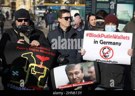 KIEV, UCRAINA - 14 FEBBRAIO 2022 - i manifestanti chiedono al Cancelliere federale della Repubblica federale di Germania OLAF Scholz, che è al suo primo lavoro Foto Stock