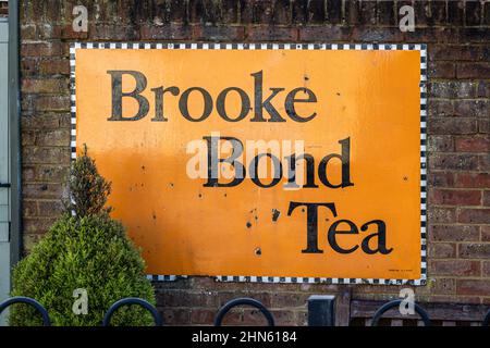 Cartello da tè Brooke Bond su un muro a Ebley Wharf, Stroud, Regno Unito Foto Stock