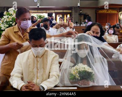 14 febbraio 2022, Mandaluyong City, National Capital Region, Filippine: Ogni anno Mandaluyong City organizza un matrimonio di massa sponsorizzato dall'unità governativa locale. Questa volta questo nuovo lotto di coppie ha dato il loro voto di nozze questo San Valentino. Un modo migliore per festeggiare San Valentino è quello di sposarsi, indossare un anello e dare il loro primo bacio come coppie sposate. (Credit Image: © George Buid/ZUMA Press Wire) Foto Stock