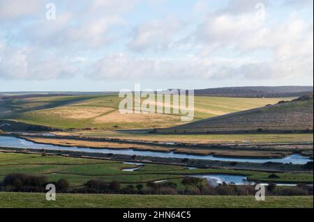 Vista di Cuckmere Haven all'alba in una mattinata d'inverno da Seaford Head Foto Stock