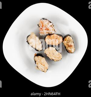 Set di sushi gunkan con salsa piccante sul piatto sparato dall'alto, isolato su nero Foto Stock