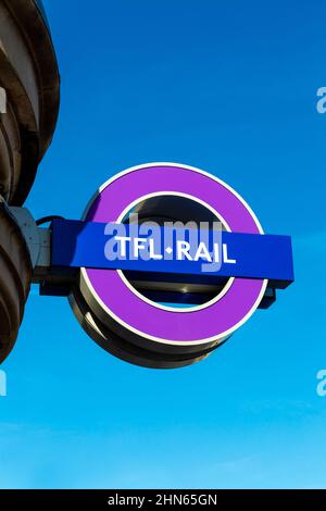 Segnale viola per la stazione ferroviaria TFL (Forest Gate Station, Londra, Regno Unito) Foto Stock