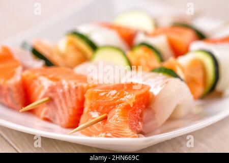 Spiedini di pesce crudo su un piatto. Foto di alta qualità Foto Stock