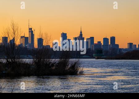 Skyline della città di Varsavia con cielo al tramonto, capitale della Polonia vista sul fiume centro. Foto Stock