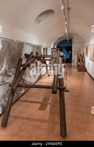 Ponte di emergenza da tronchi di legno su disegno Leonardo nel Museo Leonardo da Vinci di Roma. Foto Stock