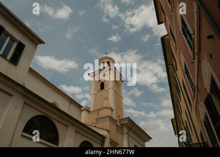 Facciata della Basilica di Santa Maria di Nazareth attraverso il cielo blu dal basso a Sestri Levante, Liguria, Italia Foto Stock