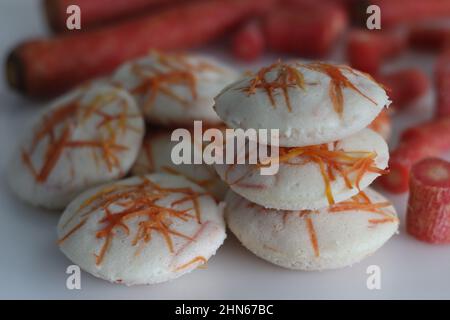 Carota folle. Torte di riso al vapore con carote grattugiate. Scatto su sfondo bianco Foto Stock