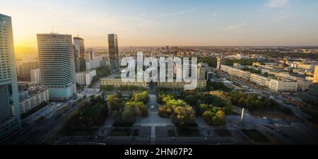 Vista aerea panoramica della città di Varsavia e del Parco Swietokrzyski - Varsavia, Polonia Foto Stock