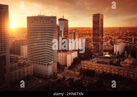 Vista aerea degli edifici moderni di Varsavia al tramonto - Varsavia, Polonia Foto Stock