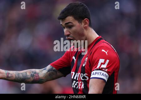 Alessio Romagnoli di AC Milan gesticola durante la Serie A match tra AC Milan e UC Sampdoria allo Stadio Giuseppe Meazza il 13 febbraio 2022 a Milano. Foto Stock