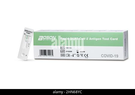 Confezione di schede per test antigenici Boson Biotech Rapid SARS-Covid e prodotto di carte su sfondo bianco puro Foto Stock