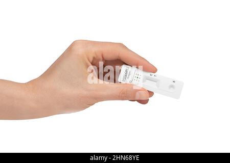 Mano donna che tiene un test rapido dell'antigene SARS Covid 19 su sfondo bianco pulito Foto Stock