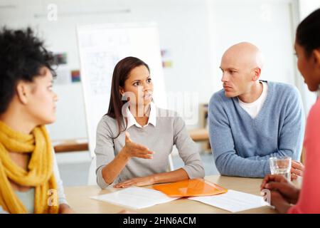 Theres non migliore lavoro che lavoro di squadra. Girato di un gruppo di uomini d'affari casualmente vestiti in ufficio. Foto Stock