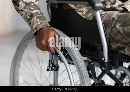 Irriconoscibile soldato afro-americano seduto in sedia a rotelle Foto Stock