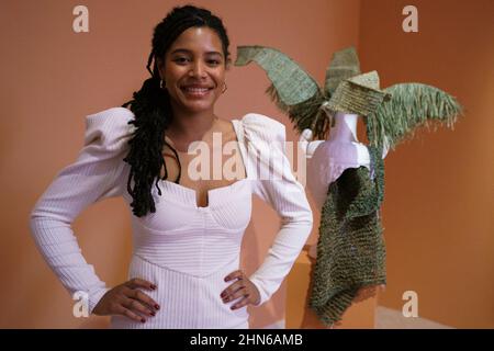 Madrid, Spagna. 14th Feb 2022. L'artista Carla Hayes Mayoral pone durante la presentazione della mostra 'Memorias mestizas' al Museo Nazionale Thyssen-Bornemisza. (Foto di Atilano Garcia/SOPA Images/Sipa USA) Credit: Sipa USA/Alamy Live News Foto Stock