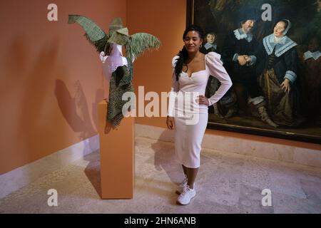 Madrid, Spagna. 14th Feb 2022. L'artista Carla Hayes Mayoral pone durante la presentazione della mostra 'Memorias mestizas' al Museo Nazionale Thyssen-Bornemisza. (Foto di Atilano Garcia/SOPA Images/Sipa USA) Credit: Sipa USA/Alamy Live News Foto Stock