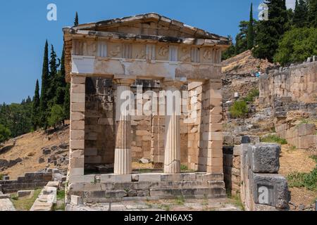 Tesoro Ateniese in Delphi, un sito archeologico in Grecia, al Monte Parnassus. Delphi è famosa da oracle presso il santuario dedicato a Ap Foto Stock