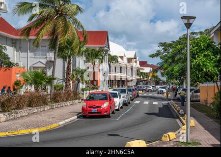 Tradizionale architettura caraibica in Rue de l'Hôtel di Marigot, capitale della parte francese di Saint-Martin / Sint Maarten Foto Stock