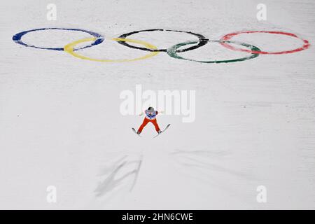 Zhangjiakou, la provincia cinese di Hebei. 14th Feb 2022. Zhou Xiaoyang della Cina compete durante la squadra degli uomini di salto di sci al National Ski Jumping Center di Zhangjiakou, nella provincia di Hebei della Cina settentrionale, il 14 febbraio 2022. Credit: Jiang Kehong/Xinhua/Alamy Live News Foto Stock