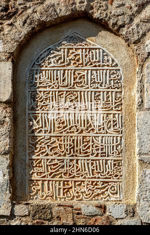 Antalya, Turchia - 15 novembre 2021: Iscrizione in caratteri arabi sul muro del minareto Yivli, Antalya, che racconta la ristrutturazione Foto Stock