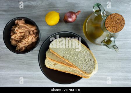 Tarama cruda, olio d'oliva, limone, cipolla, fette di pane, ingredienti per fare il bagno di taramosalata Foto Stock
