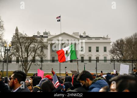 Washington, Stati Uniti. 14th Feb 2002. I sostenitori dei diritti degli immigrati si riuniscono alla Casa Bianca per una giornata senza immigrati, una protesta che chiede la riforma dell'immigrazione a Washington il 14 febbraio 2022. (Foto di Matthew Rodier/Sipa USA) Credit: Sipa USA/Alamy Live News Foto Stock