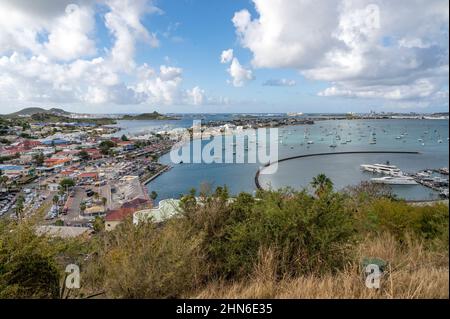 Marigot, capitale della parte francese di Saint-Martin / Sint Maarten, visto dal Fort Louis Foto Stock