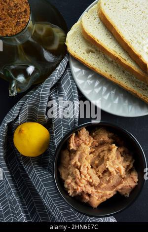 Taramas crudo, olio d'oliva, limone e fette di pane, ingredienti per fare taramosalata Foto Stock