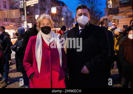 14 febbraio 2022, Berlino: Marianne Birthler (l), attivista per i diritti civili ed ex commissario federale per i fascicoli Stasi dell'ex RDT, e Andreas Geisel (SPD), senatore per lo sviluppo urbano, si trovano di fronte al Getsemanekirche durante un raduno. 100 persone provenienti dalla politica, dalla cultura, dalla società e dal Getsemanekiez firmano una dichiarazione di democrazia. Sotto il motto 'vivere lo spirito pubblico. Proteggere i valori democratici», l'iniziativa di vicinato si oppone alle narrazioni della cospirazione e all'appropriazione della Getsemanekirche da parte di pensatori laterali a Prenzlauer Berg. Foto: Christophe Gateau/dpa Foto Stock