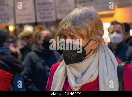 Berlino, Germania. 14th Feb 2022. Marianne Birthler, attivista per i diritti civili ed ex commissario federale per i fascicoli Stasi dell'ex RDT, si trova a un raduno di fronte al Getsemanekirche. 100 persone provenienti dalla politica, dalla cultura, dalla società e dal Getsemanekiez firmano una dichiarazione di democrazia. Sotto il motto 'vivere lo spirito pubblico. Proteggere i valori democratici», l'iniziativa di vicinato si oppone alle narrazioni della cospirazione e all'appropriazione della Getsemanekirche da parte di pensatori laterali a Prenzlauer Berg. Credit: Christophe Gateau/dpa/Alamy Live News Foto Stock