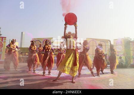 Dhaka, Bangladesh. 14th Feb 2022. Gli artisti del Bangladesh ballano per celebrare il primo giorno di primavera a Dhaka, Bangladesh, il 14 febbraio 2022. In Bangladesh Pahela Falgun è segnato con la celebrazione colorata e tradizionalmente, le donne indossano saris giallo e uomo indossare Panjabi per celebrare questo giorno. Celebrazione di Pahela Falgun è noto come Bosonto Utsob. (Foto di Suvra Kanti Das/Sipa USA) Credit: Sipa USA/Alamy Live News Foto Stock