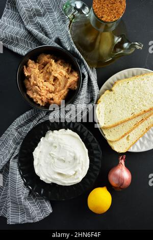 Salsa greca di rose di pesce, tarama cruda e altri ingredienti per la produzione di taramosalata Foto Stock