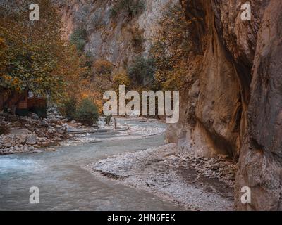 Escursioni lungo la gola Saklikent in Turchia. Il Saklikent Canyon si trova nel sud della Turchia. E' profondo 300 metri e lungo 18 km. Foto Stock