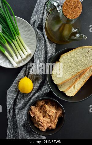 Tarama cruda, olio d'oliva, limone, cipolle fresche, fette di pane, ingredienti per fare il bagno di taramosalata Foto Stock