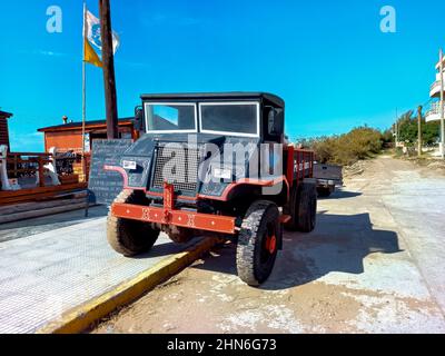 Vecchio blu restaurato 1940s Chevrolet Blitz camion ancora in uso per trainare barche da pesca sulla spiaggia Foto Stock